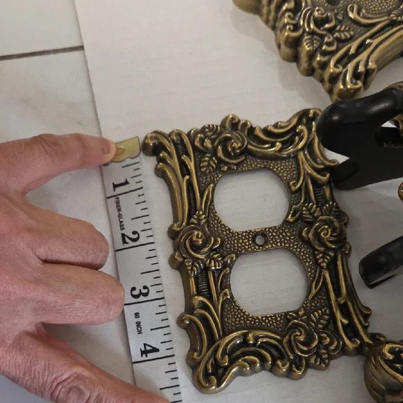 vintage AmerTac 60D ornate floral and scroll outlet cover plates from 1967 - Picture 5 of 6